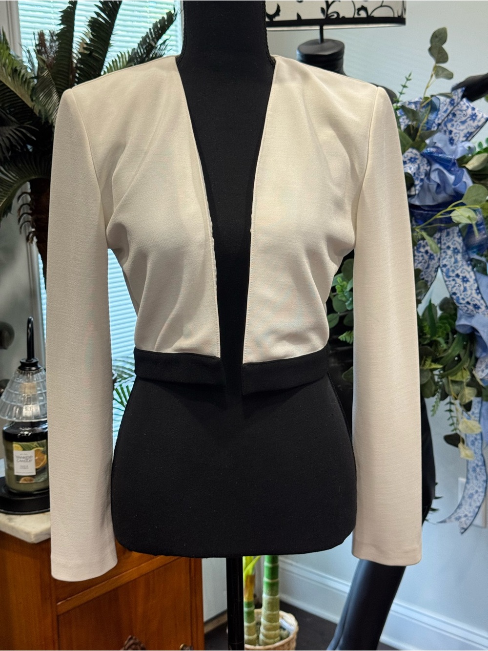 Cropped Open-Front Womenโs Jacket in Cream and Black